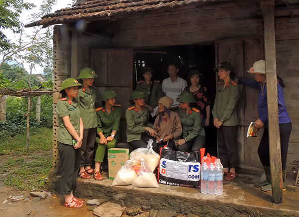 Hội phụ nữ Công an tỉnh tặng gần 500 suất quà cho bà con nhân dân tại thị xã Ba Đồn và huyện Bố Trạch, tỉnh Quảng Bình