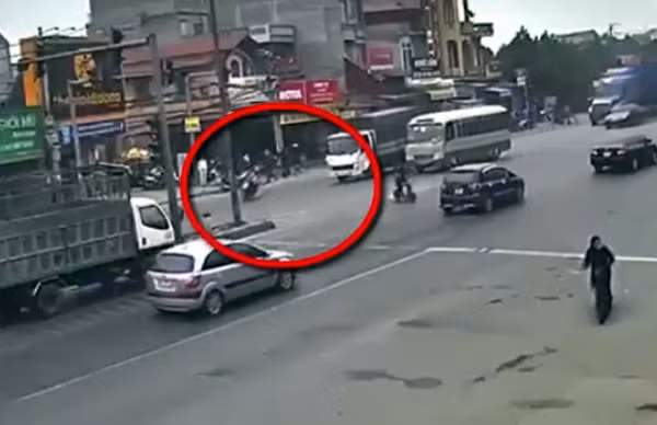 Hai nam sinh liều lĩnh tạt đầu xe khách.