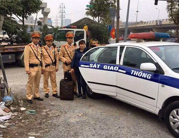 Chị Hoa được CSGT đưa về nhà