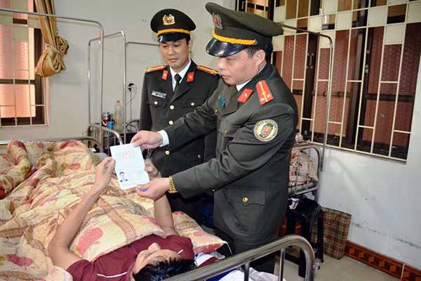 Phòng Quản lý xuất nhập cảnh, Công an tỉnh Quảng Ninh trao trả hộ chiếu cho bệnh nhân tại giường bệnh.