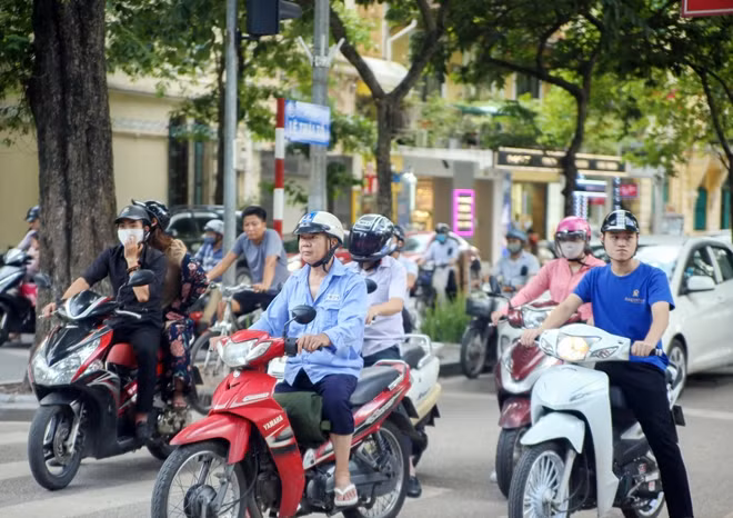 Hà Nội là một trong số những địa phương trên cả nước hiện đã phát hiện nhiều trường hợp bệnh nhân dương tính với COVID-19. Trước tình hình trên, UBND TP Hà Nội đã yêu cầu người dân phải đeo khẩu trang khi đến những nơi công cộng đồng thời triển khai lực lượng chức năng kiểm tra, xử lý nghiêm các trường hợp không đeo khẩu trang. Tuy nhiên, thực tế do PV CAND ghi lại cho thấy sự đáng lo ngại về ý thức của người dân.