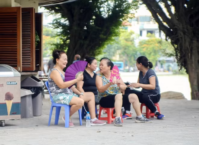 Các cụ bà đi tập thể dục, hóng mát thoải mái "quên" khẩu trang ngồi nói chuyện với nhau