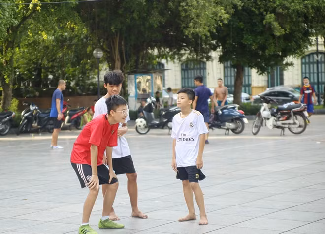 Không chỉ người lớn mà đến các bạn nhỏ cũng mặc kệ khẩu trang khi ra nơi công cộng.