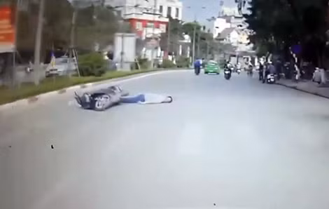 Bất ngờ gặp ô tô quay đầu khiến nạn nhân phanh gấp ngã ra đường.
