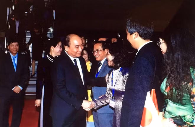 Cán bộ, nhân viên Đại sứ quán Việt Nam và cộng đồng người Việt tại Nhật Bản đón chào Thủ tướng Nguyễn Xuân Phúc cùng phu nhân và Đoàn công tác. (Ảnh: Thống Nhất - TTXVN).