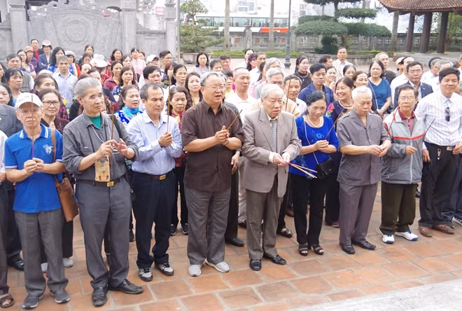 Đoàn cán bộ Công an hưu trí tại Hà Nội dâng hương Đền thờ các anh hùng liệt sỹ tại phường Lam Hạ, TP. Phủ Lý.