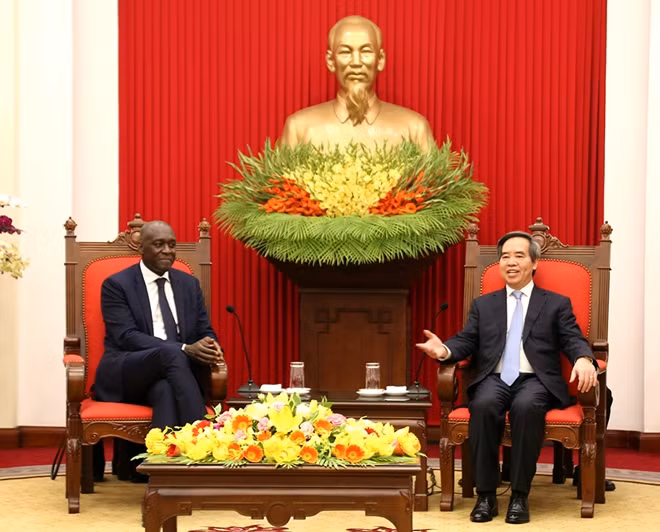 Đồng chí Nguyễn Văn Bình và ông Makhtar Diop, Phó Chủ tịch Ngân hàng Thế giới.