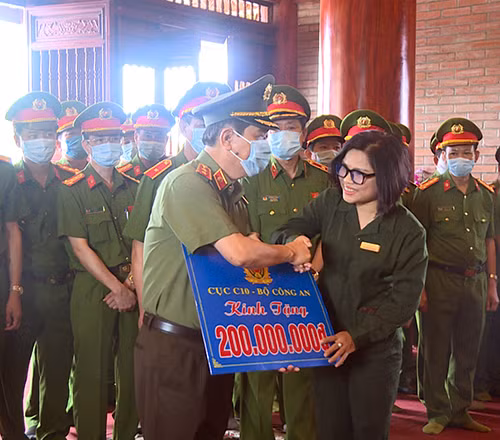 Thứ trưởng Nguyễn Văn Sơn trao tặng số tiền 200 triệu đồng cho Ban quản lý Khu di tích Lịch sử Quốc gia Thanh niên xung phong.