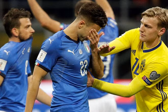 Cầu thủ Italia (trái) với nỗi buồn trĩu nặng.