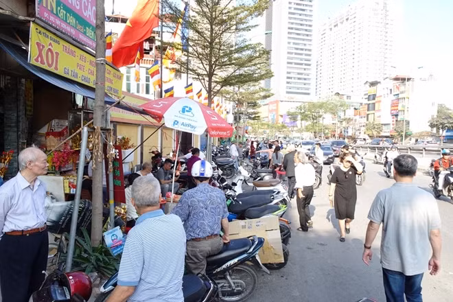 Có mặt tại Tổ đình Phúc Khánh ngày mùng 2 Tết Kỷ Hợi 2019, chúng tôi được chứng kiến hình ảnh rất đông du khách, phật tử đi lễ mặc dù thời tiết năm nay tương đối nắng nóng.