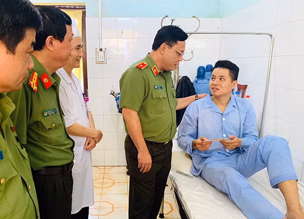 Thiếu tướng Nguyễn Hải Trung, Giám đốc Công an tỉnh thăm, động viên đồng chí Lê Thế Anh Thiếu tướng Nguyễn Hải Trung, Giám đốc Công an tỉnh thăm, động viên đồng chí Lê Thế Anh