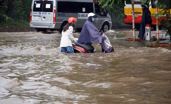 Nhiều xe chết máy trước khi kịp đi qua hầm chui.