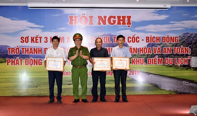Các tập thể, cá nhân được khen thưởng.
