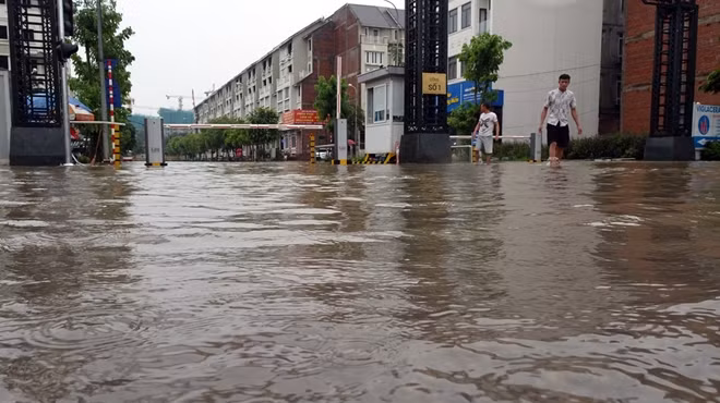 Hai ngày mưa như trút nước xuống Hà Nội, cảnh ngập lụt quen thuộc lại quay trở về với người dân thủ đô, phố ngập, cây đổ và "nạn nhân" của mùa ngập ở Hà Nội còn có cả những khu đô thị kiểu mẫu, được thiết kế, xây dựng hiện đại bậc nhất như tại khu đô thị Geleximco (Hoài Đức, Hà Nội) khi mà ngay từ cổng cùng với các con đường bên trong KĐT đều ngập chìm trong nước, các căn nhà biệt thự bị cô lập bởi nước ngập xung quanh.