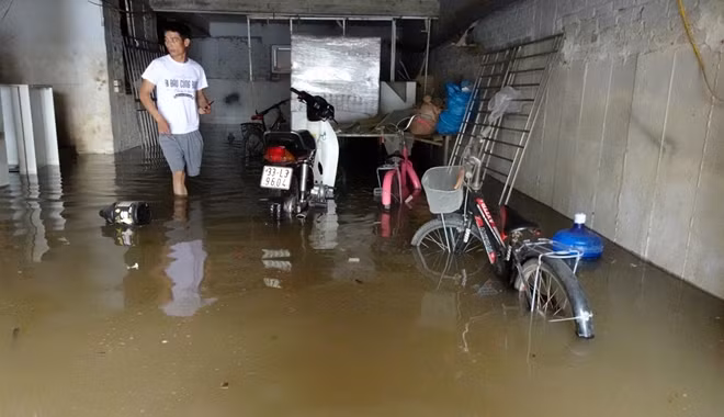 Một căn biệt thư bị nước ngập sâu gần nửa tầng hầm, cuộc sống của người dân cũng vì thế mà đảo lộn hoàn toàn bởi không thể kinh doanh, sinh hoạt hàng ngày cũng trở nên khó khăn.
