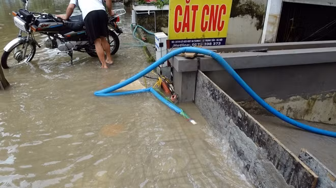 Mặc cho mọi nỗ lực của người dân, nước vẫn không rút đi là bao bởi kéo dài cả ngày hôm nay trời Hà Nội vẫn liên tục có mưa.
