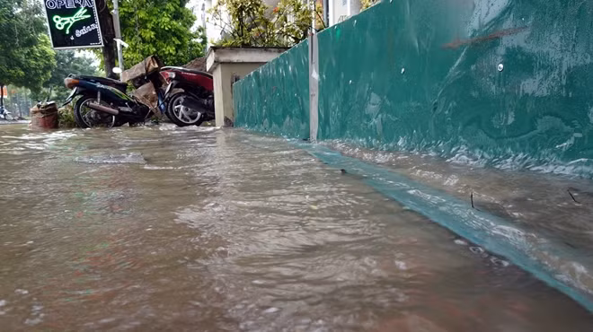 Người dân nơi đây chỉ còn cách duy nhất "xây chiến lũy" một cách thô sơ bằng những tấm tôn để ngăn dòng nước ngập tràn vào nhà.