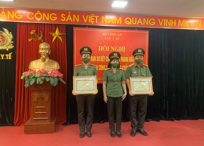 Thừa ủy quyền của Bộ trưởng Bộ Công an, Đại tá Phạm Thị Lan Anh trao Bằng khen của Bộ tặng các cá nhân xuất sắc