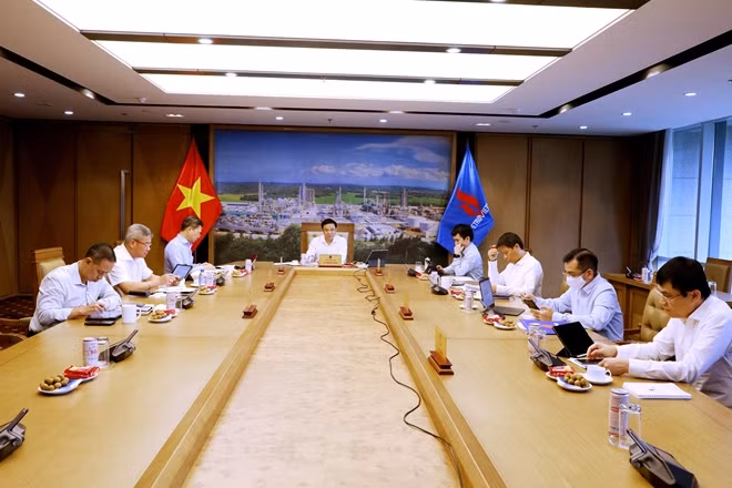 Tổng Giám đốc Petrovietnam Lê Mạnh Hùng phát biểu tại cuộc họp