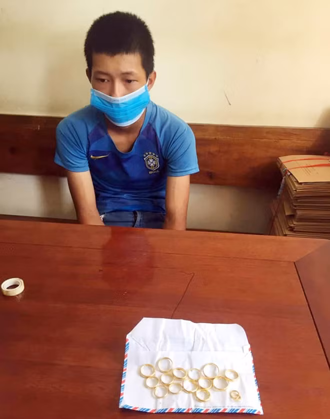 Đặng Anh Tuấn và tang vật tại cơ quan điều tra.