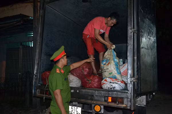 Số mỡ động vật đang bốc mùi hôi thối bị lực lượng chức năng bắt giữ