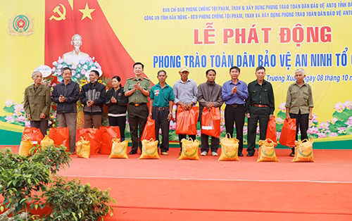 Đại tá Hồ Văn Mười - Giám đốc Công an tỉnh và đồng chí Trương Thanh Tùng - Phó Chủ tịch UBND tỉnh tặng quà cho các hộ gia đình chính sách