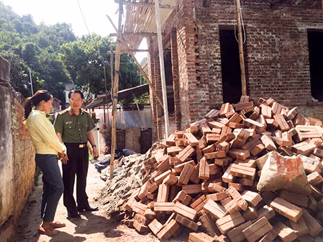 Đại tá Trần Thanh Phong, Phó Tổng biên tập Báo CAND thăm ngôi nhà tình nghĩa do Báo hỗ trợ xây dựng tặng vợ con Liệt sĩ Bùi Công Nguyên.