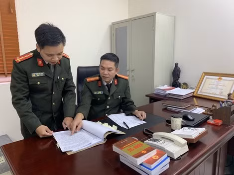 Cùng đồng đội, Thiếu tá Lê Văn Tứ lại chuẩn bị bắt tay vào một công việc mới. Cùng đồng đội, Thiếu tá Lê Văn Tứ lại chuẩn bị bắt tay vào một công việc mới.