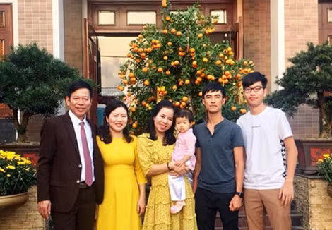 Vợ chồng anh Hùng, chị Hương và các con đã trưởng thành.