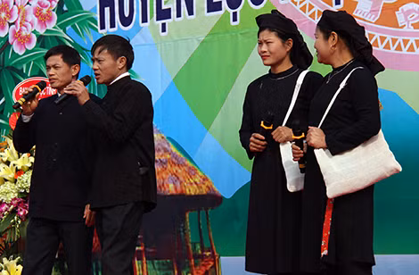 Thanh niên dân tộc Sán Chỉ hát giao duyên