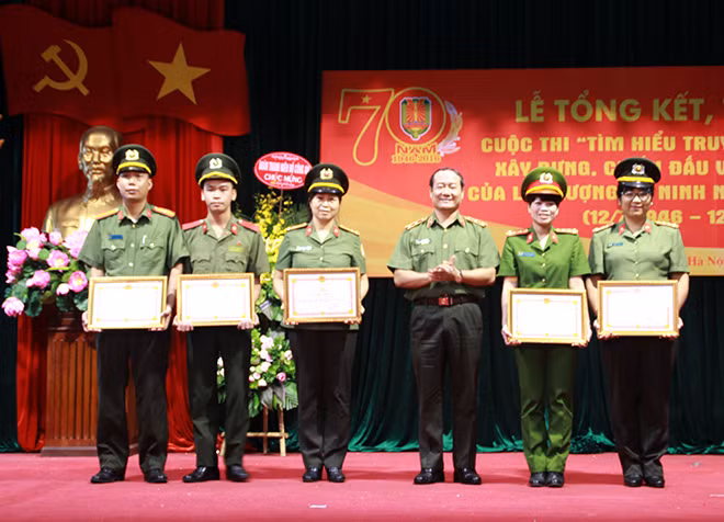 Trung tướng Bùi Mậu Quân, Tổng cục phó Tổng cục An ninh tặng Bằng khen của Tổng cục trưởng Tổng cục An ninh và trao giải Nhất, nội dung thi viết cho nhóm tác giả đoạt giải nhất nội dung thi viết và clip.