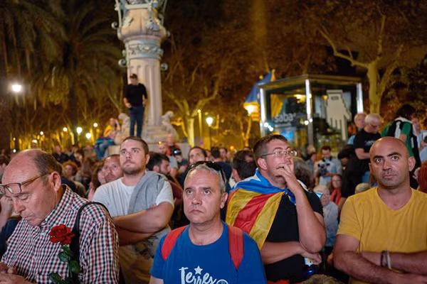 Đám đông người tập trung trước cửa Nghị viện Catalonia trong tối 10-10. Ảnh: The New York Times Đám đông người tập trung trước cửa Nghị viện Catalonia trong tối 10-10. Ảnh: The New York Times