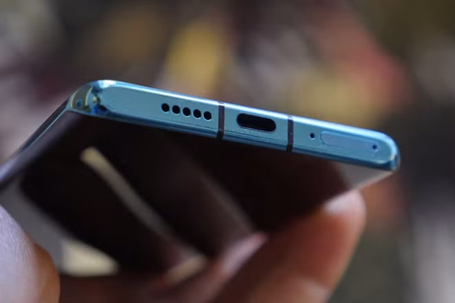 Cạnh đáy của P30 Pro có 1 cổng loa, 1 cổng sạc chuẩn Type-C cùng khe cắm thẻ nhớ và sim.
