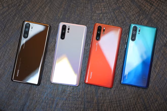 Theo Huawei công bố, P30 Pro sẽ có màu “đen” cổ điển; màu “trắng” ngọc trai; màu “đỏ” hổ phách bình minh hoàn toàn mới; màu “trắng và xanh gradient” hơi thở pha lê; màu “xanh dương và xanh lá cây gradient” ánh ban mai
