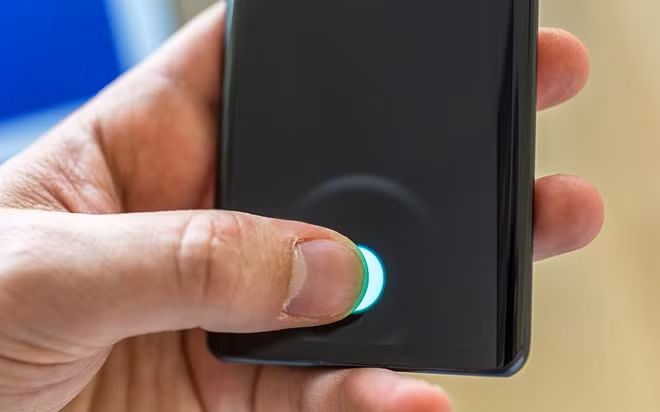 Trong khi ở P20 Pro trước đó, Huawei vẫn sử dụng cảm biến vân tay 1 chạm đặt ở cạnh dưới của máy thì trên P30 Pro, hãng này đã đưa cảm biến vân tay vào trong màn hình giúp tăng diện tích màn hình lên cao hơn.