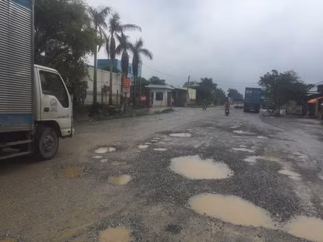 Những chiếc xe quá tải của công ty TNHH TOKO Việt Nam cày nát đường dân sinh. Những chiếc xe quá tải của công ty TNHH TOKO Việt Nam cày nát đường dân sinh.