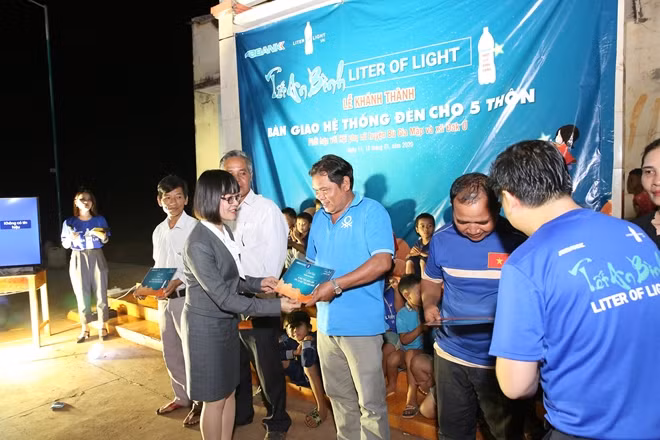 Đại diện ABBANK trao tặng đèn chiếu sáng bằng năng lượng mặt trời và các phần quà cho bà con tại thôn 10, xã Đăk Ơ