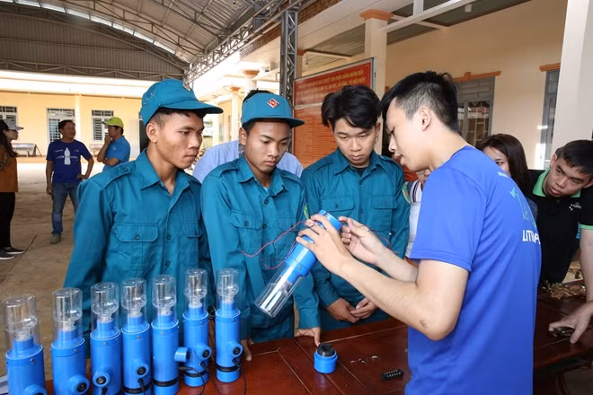 Chương trình đã trao tặng và hướng dẫn các chiến sĩ dân quân tự vệ tại xã Đăk Ơ kỹthuật tự sửa chữa đèn chiếu sáng năng lượng mặt trời