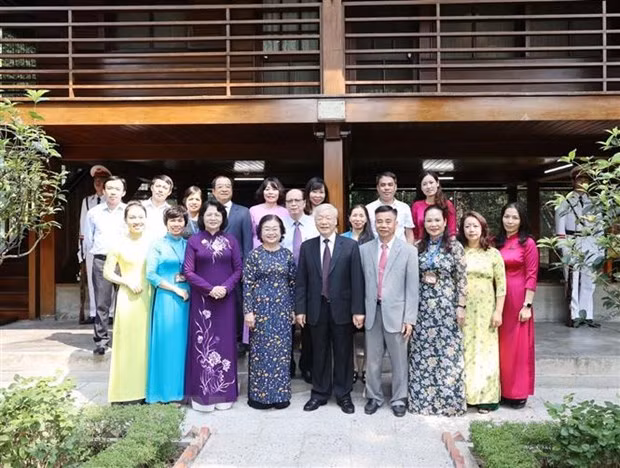 Tổng Bí thư, Chủ tịch nước Nguyễn Phú Trọng chụp ảnh chung với cán bộ, nhân viên Khu Di tích Chủ tịch Hồ Chí Minh tại Phủ Chủ tịch. (Ảnh: Trí Dũng/TTXVN)