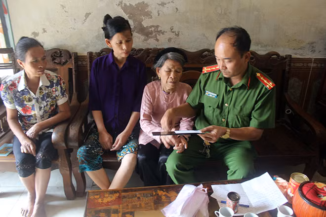 Cán bộ Đội Cảnh sát quản lý hành chính về trật tự xã hội, Công an huyện Lâm Thao cấp chứng minh nhân dân tại nhà cho người già yếu.