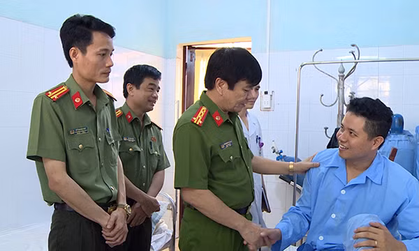 Đại tá Khương Duy Oanh, Phó Giám đốc Công an tỉnh thăm, động viên đồng chí Lê Thế Anh Đại tá Khương Duy Oanh, Phó Giám đốc Công an tỉnh thăm, động viên đồng chí Lê Thế Anh