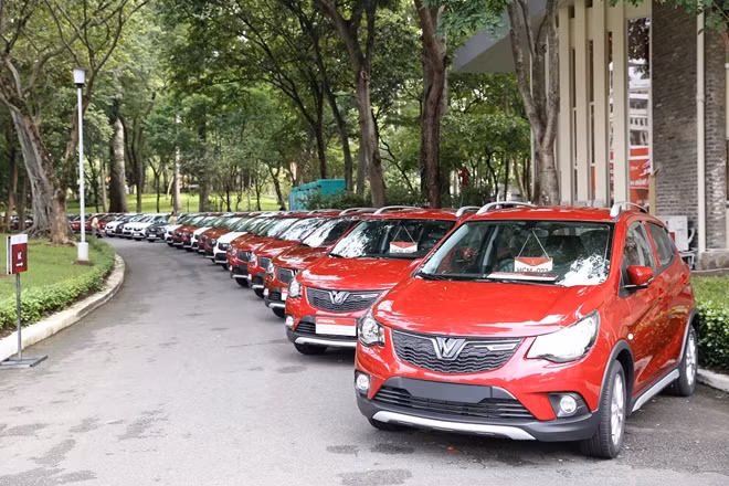 Tại TPHCM, VinFast cũng tiến hành giao hàng trăm xe cho khách hàng tại Dinh Thống Nhất