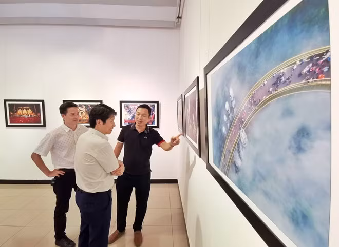Khách thăm quan triển lãm ảnh “Dấu ấn” lần thứ 2.