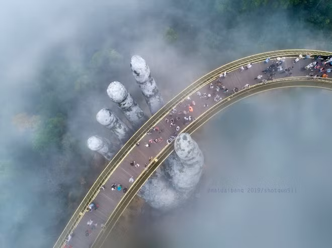 Cầu Vàng được tập đoàn Sun Groups xây dựng trong quần thể du lịch Bà Nà Hills năm 2018 đã lọt vào danh sách 100 điểm đến hấp dẫn nhất trên thế giới do tạp chí Time bình chọn. Ảnh: Vũ Minh Quân