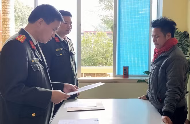 Công an huyện Ba Chẽ tống đạt quyết định xử phạt Triệu Đức Giang