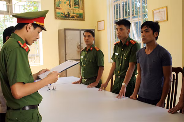Cơ quan CSĐT đọc lệnh bắt đối tượng Bùi Mạnh Quốc