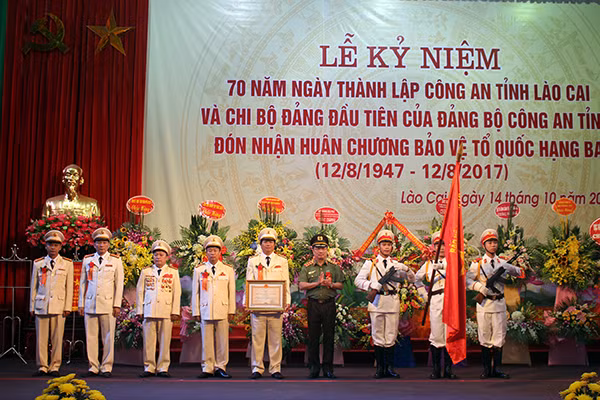 Thứ trưởng Nguyễn Văn Thành đã trao tặng Huân chương Huân chương Bảo vệ Tổ quốc hạng Ba cho Công an tỉnh Lào Cai