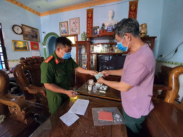 Cán bộ Tổ cấp, phát CMND đến tận nhà cấp, phát CMND cho người dân.