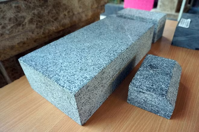 Mẫu đá Granite Bình Định được dùng để lát đường đi bộ quanh hồ Hoàn Kiếm được trưng bày lấy ý kiến nhân dân.