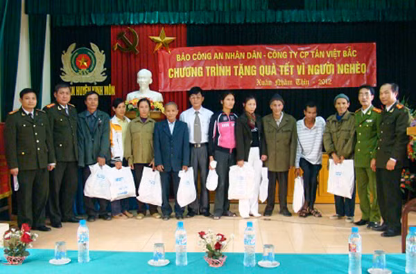 Công ty Tân Việt Bắc tài trợ tặng quà trong chương trình Tết vì người nghèo.